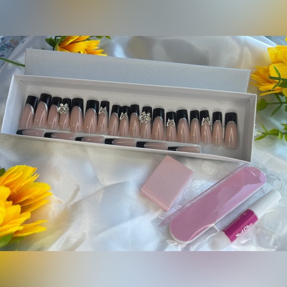 Elegant Black French Tip Press-On Nails with Rhinestone Embellishments - Picture 3 of 3